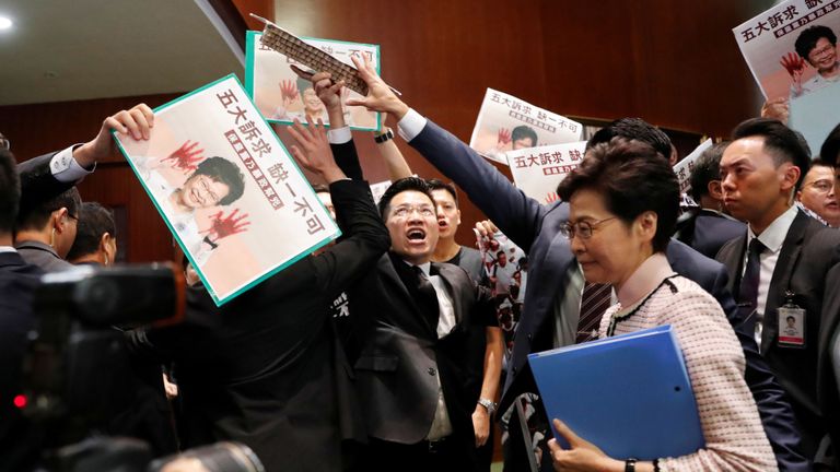La directrice générale de Hong Kong, Carrie Lam, arrive pour prononcer son discours politique annuel, en tant que législateurs favorables à la démocratie.