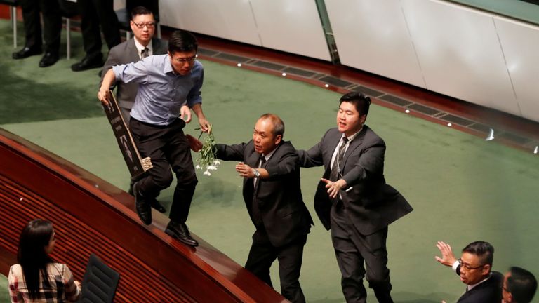 Un politicien pro-démocratie a tenté d'échapper aux gardes de sécurité dans la chambre du LegCo