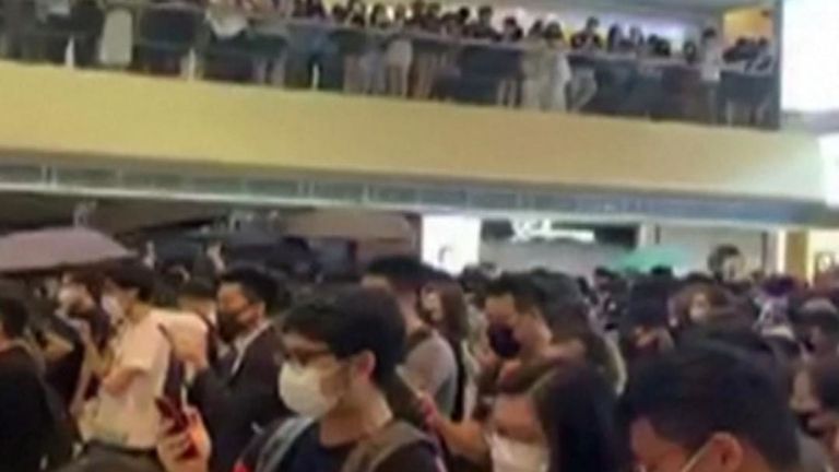 Les manifestants ont lu une déclaration dans un centre commercial de Hong Kong pour un gouvernement provisoire vendredi 4 octobre, en réponse à une loi anti-masque annoncée par Carrie Lam, le chef de file de la ville.