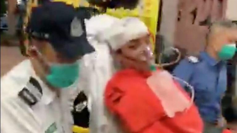 Jimmy Sham arrive à l'hôpital après avoir été attaqué