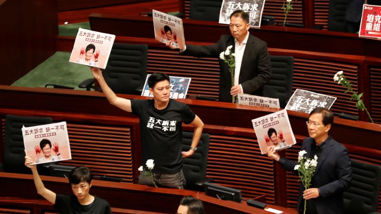 Les 12 politiciens portaient des t-shirts portant la mention "Cinq demandes, pas une de moins".