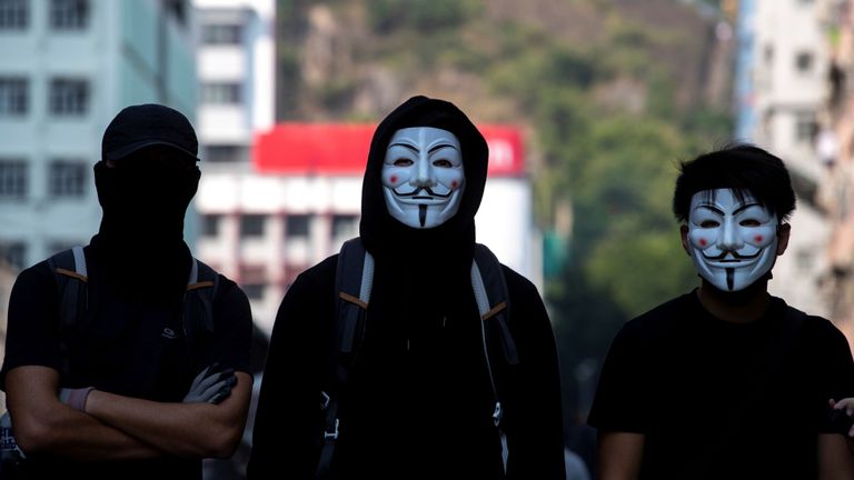 On ignore quel type de masques sera interdit, les manifestants utilisant une variété de 