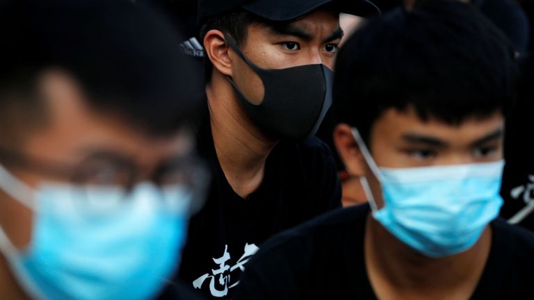 De nombreux Hongkongais portent un masque chirurgical pour se protéger de la pollution