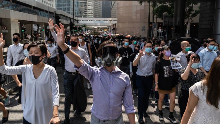 Les manifestations contre l'interdiction des masques se multiplient dans le centre-ville