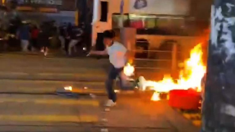 Officier de police de Hong Kong fuyant une bombe d'essence.