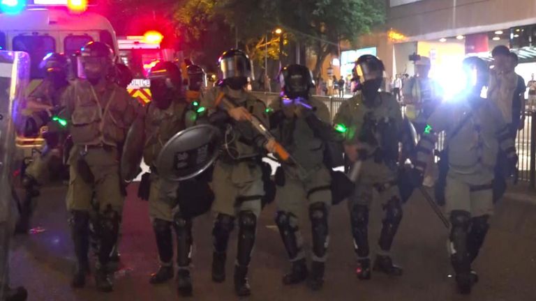 La police de Hong Kong se mêle aux manifestants