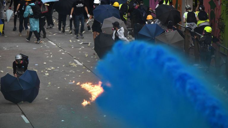 Les manifestants reculent devant la police qui libère un canon à eau 