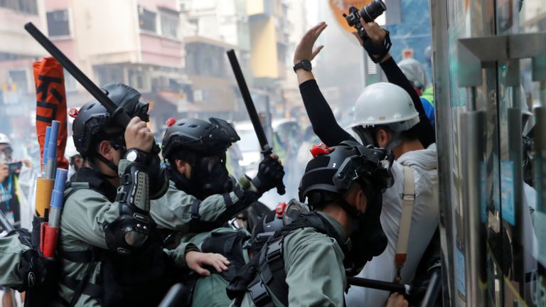 Des policiers anti-émeute accusent des manifestants anti-gouvernementaux 