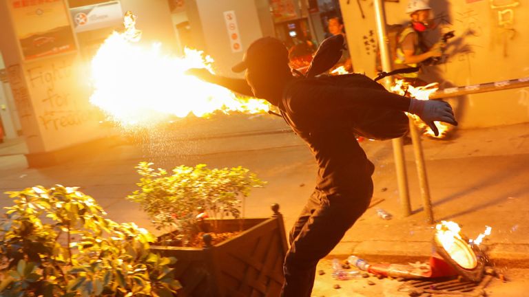 Un manifestant anti-gouvernemental jette un cocktail Molotov 