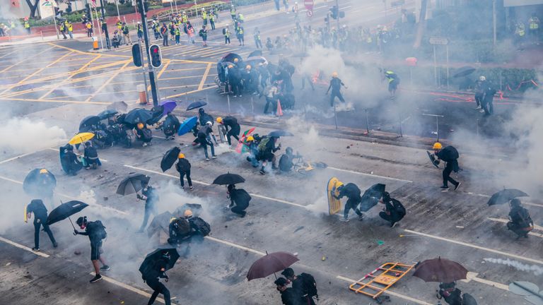 Les manifestants s'opposent à la police antiémeute dans la région de Shatin 