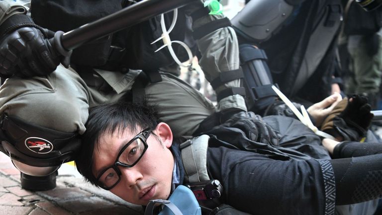 Un manifestant est arrêté par la police alors que des manifestations violentes ont lieu dans les rues de Hong Kong le 1er octobre 2019