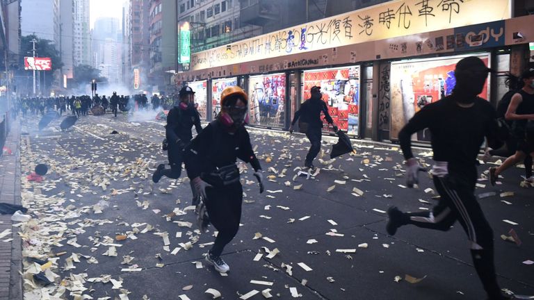 Des manifestants se sont échappés de la police lors d'affrontements dans le district de Wanchai à Hong Kong le 1er octobre 2019