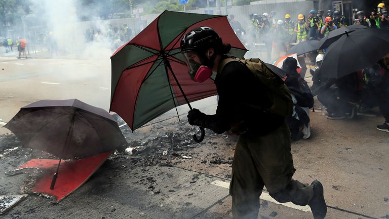 Un manifestant anti-gouvernement avec un parapluie lors d'une manifestation