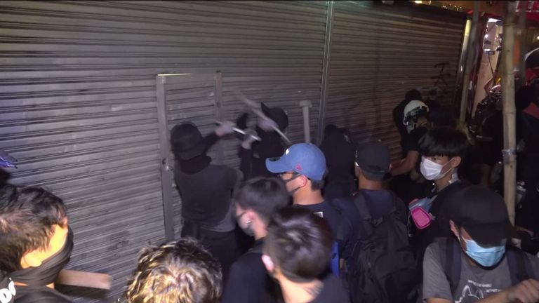Les manifestants réagissent à la fusillade d'un policier de 18 ans à Hong Kong