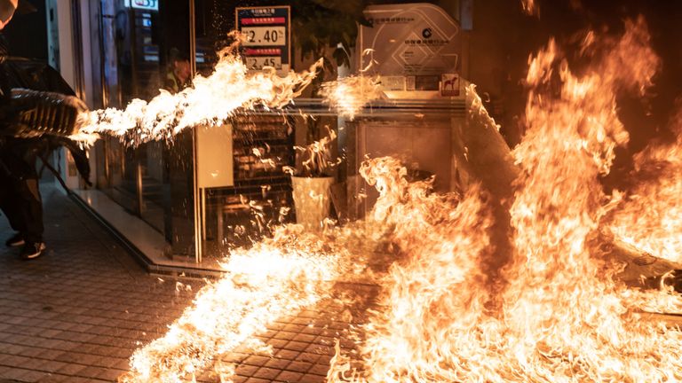 Des manifestants pro-démocrates mettent le feu à une banque appartenant à des Chinois