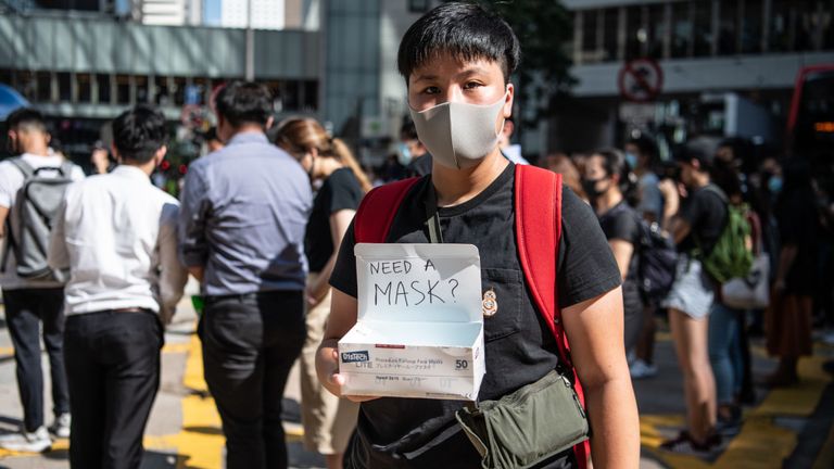 Les manifestants bafouent l'interdiction des masques en public par le gouvernement de Hong Kong