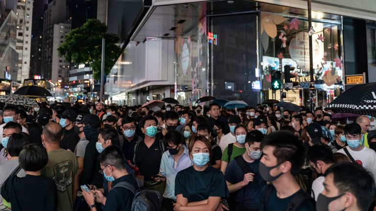 Des manifestants pro-démocrates ont défié l'interdiction des masques faciaux alors qu'ils défilaient à Causeway Bay