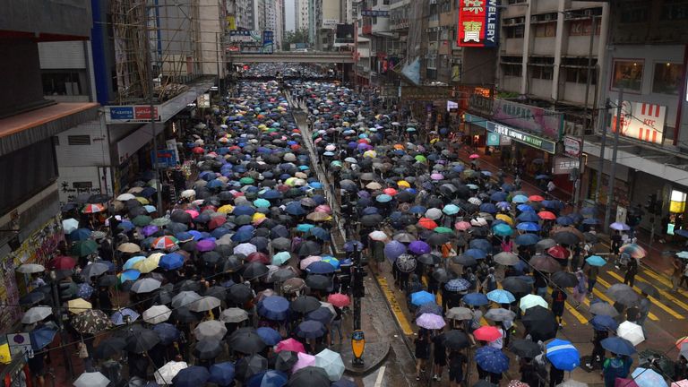 Des milliers de personnes ont participé dimanche à une marche de protestation dans le quartier commerçant de Causeway Bay