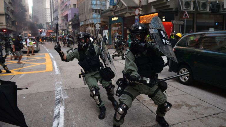 La police de Hong Kong poursuit les manifestants dans la rue lors de manifestations dans le district de Wanchai à Hong Kong le 1er octobre 2019