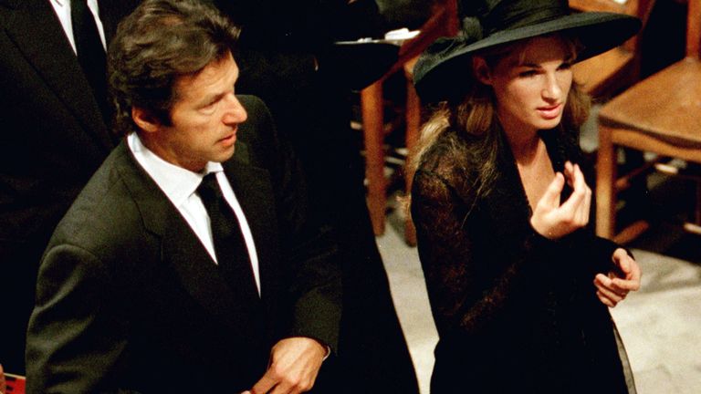Imran Khan et son épouse, Jemima Khan, ont assisté aux funérailles de Diana en septembre 1997.