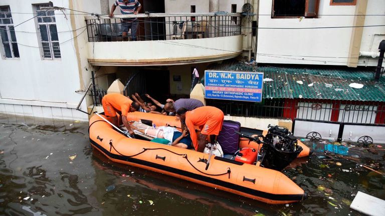 Des bateaux ont sauvé des habitants de quartiers inondés