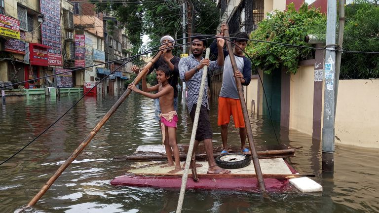 Les gens ont utilisé un radeau de fortune pour sortir d'un quartier inondé à Patna