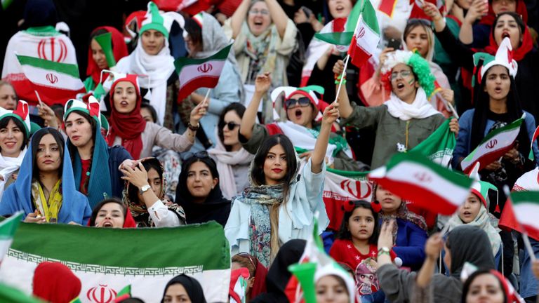 RTS2QHC010 oct. 2019Téhéran, IranIranian assiste au match de qualification pour la Coupe du monde de football asiatique contre le Cambodge au stade Azadi de Téhéran, en Iran, le 10 octobre 2019. WANA (Agence de presse de l'Asie occidentale) via REUTERS