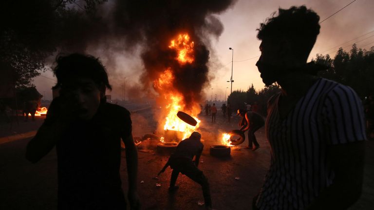 Des manifestants irakiens brûlent des pneus lors d'une manifestation de samedi