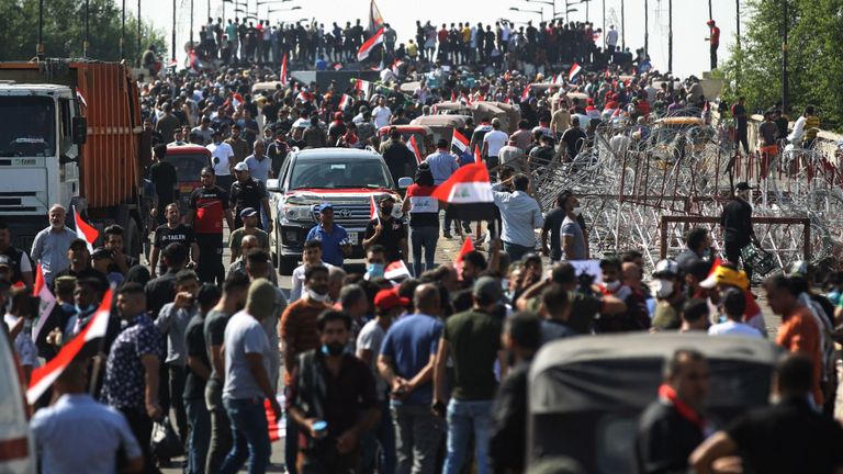 Des manifestants irakiens se rassemblent sur le pont Al-Jumhuriyah de la capitale Bagdad le 26 octobre 2019, lors d'une manifestation anti-gouvernementale