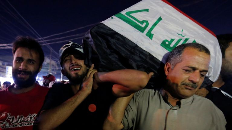 Des hommes portent le cercueil d'un manifestant tué à Bagdad lors de manifestations antigouvernementales