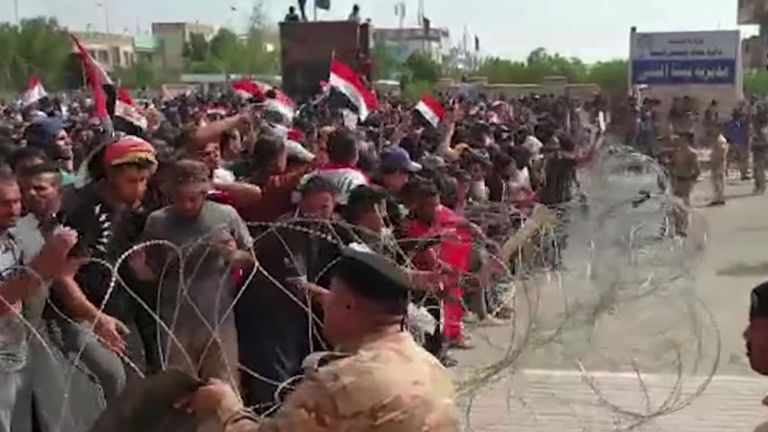Des milliers de manifestants irakiens sont descendus dans les rues d'Irak pour lutter contre la corruption, le chômage et des services insuffisants.