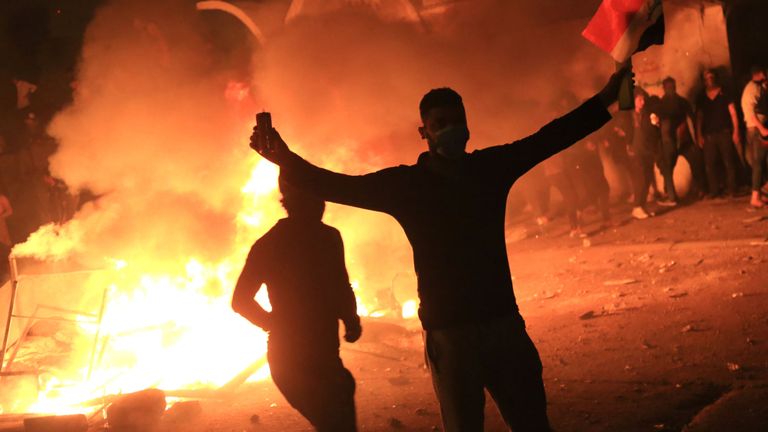 Des manifestants irakiens affrontent les forces de sécurité à Kerbala