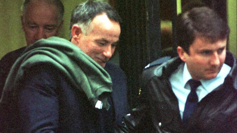 DOSSIER PHOTO JUILLET96 - Le célèbre tueur en série australien Ivan Milat (à gauche) est conduit devant un tribunal lors de son procès à Sydney le 8 juillet 1996. Milat, 51 ans, purge une peine de réclusion à perpétuité pour le meurtre de sept routards
