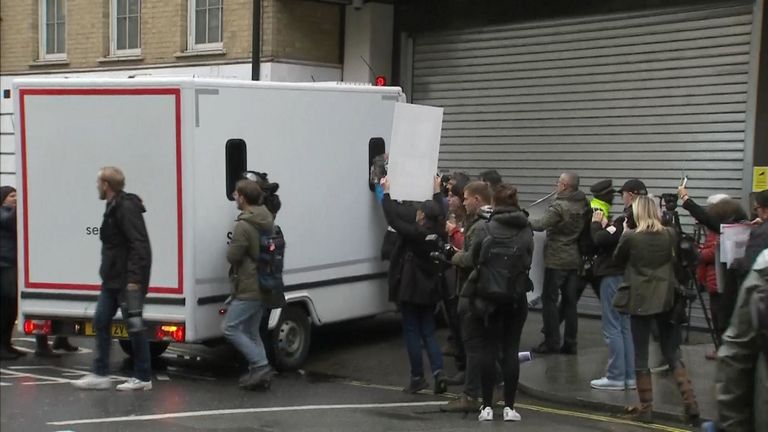 Le fourgon aurait transporté Julian Assange devant le tribunal