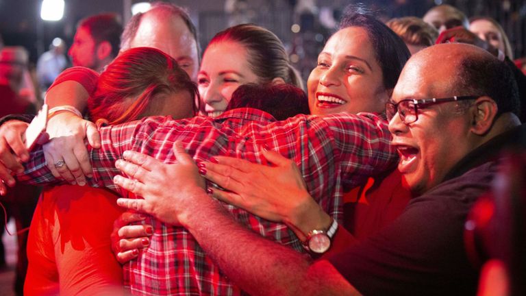 Les partisans du candidat du parti libéral, Justin Trudeau, réagissent aux annonces des premiers résultats au Palais des Congrès de Montréal lors de la soirée électorale de l'Équipe Justin Trudeau 2019 à Montréal, Canada, le 21 octobre