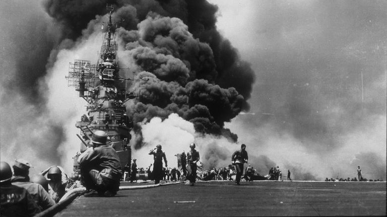 Les attaques de Kamikazi étaient des missions suicides de pilotes japonais qui ont embarqué leurs avions remplis d'explosifs  