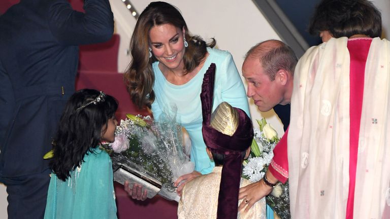 Le duc et la duchesse parlent aux deux jeunes enfants qui leur ont donné des fleurs après leur arrivée à Nur Khan