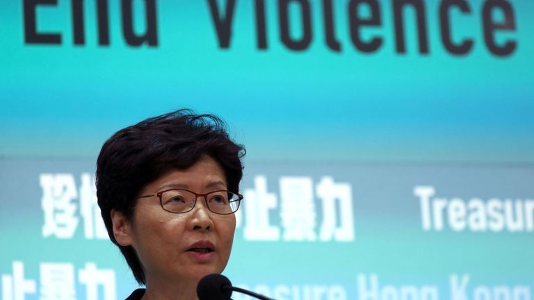 Carrie Lam a déclaré que l'interdiction entrerait en vigueur le 5 octobre
