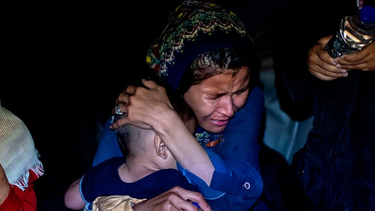 TOPSHOT - Une femme migrante tient son bébé au port de Skala Sikamias, à la suite d'une opération de sauvetage menée par un navire de surveillance Frontex, dans le port de Skala Sikamias, sur l'île de Lesbos, le 2 octobre 2019. - Pêcheur Christos Halkiotis, dans le village de Skala sur l'île grecque de Lesbos, s'abstient de tout dire contre la répression promise par le gouvernement grec afin de freiner la montée des flux migratoires. "Tout dépend des Turcs", a déclaré Halkiotis en dénouant calmement ses lignes et en s'accrochant dans un seau. "Ils