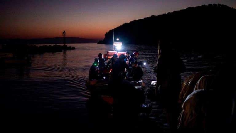 TOPSHOT - Les migrants sont vus à bord d'une "ONG de sauvetage des réfugiés" bateau de sauvetage, à la suite d'une opération de sauvetage d'un navire de la police Frontex, dans le port de Skala Sikamias, sur l'île de Lesbos, le 2 octobre 2019. - Le pêcheur Christos Halkiotis, situé dans le village de Skala, sur l'île grecque de Lesbos, donne un bref aperçu à une répression promise par le gouvernement grec pour freiner la montée des flux migratoires. "Tout dépend des Turcs", a déclaré Halkiotis en dénouant calmement ses lignes et en s'accrochant dans un seau. "Ce sont ceux-là