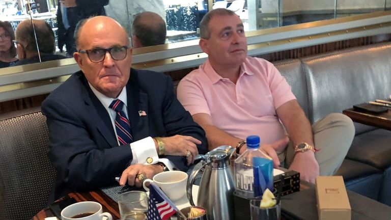 Lev Parnas photographié avec l'avocat de M. Trump, Rudy Giuliani 