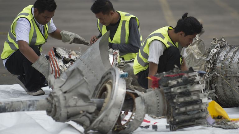 Les enquêteurs examinent les pièces de moteur du vol JT 610 de Lion Air, malheureux, dans un port de Jakarta le 7 novembre 2018, après leur récupération du fond de la mer de Java. - L’avion indonésien Lion Air qui a plongé dans la mer de Java le 29 octobre, tuant les 189 passagers à bord, avait un problème d’indicateur de vitesse de l’air lors de son vol fatal et lors de trois précédents voyages, a annoncé le 6 novembre le chien de garde du transport dans le pays. (Photo de BAY ISMOYO / AFP) (Le crédit photo doit se lire comme suit: BAY ISMOYO / AFP / Getty 