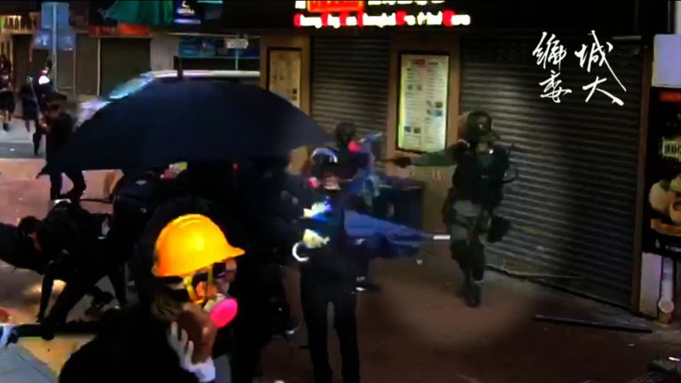 Les médias de Hong Kong ont rapporté que le manifestant avait été conduit à l'hôpital dans un état critique après avoir été tué par balle.