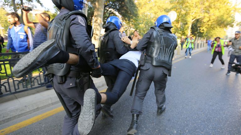 Un homme est arrêté lors d'un rassemblement à Bakou, en Azerbaïdjan