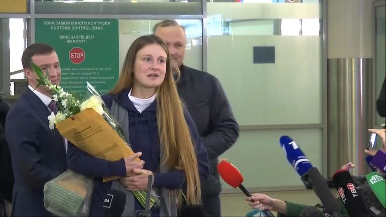 Maria Butina a parlé à des journalistes après son arrivée à l'aéroport de Moscou