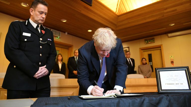 Le Premier ministre Boris Johnson et le secrétaire d'Etat à l'Intérieur Priti Patel ont signé un livre de condoléances à la mémoire des 39 migrants morts