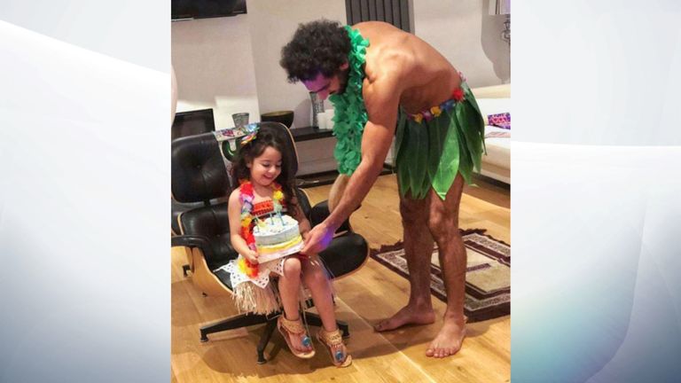 Salah a présenté sa fille avec un gâteau d'anniversaire. Pic: Twitter / Mohamed Salah