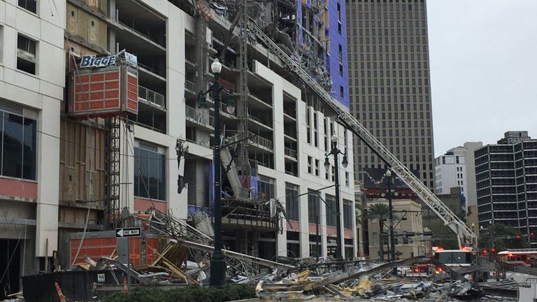 Des débris sont tombés sur la route. Pic: @NOLAFireDept
