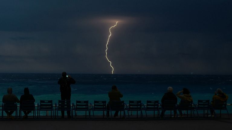 Personnes regardant un orage au-dessus de la mer Méditerranée sur la Côte d'Azur, ville de Nice