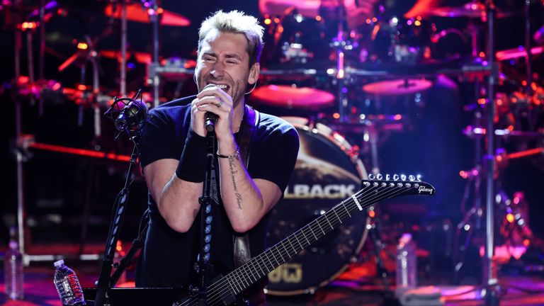   Le musicien Chad Kroeger de Nickelback se produit au théâtre iHeartRadio le 18 novembre 2014 à Burbank, en Californie.